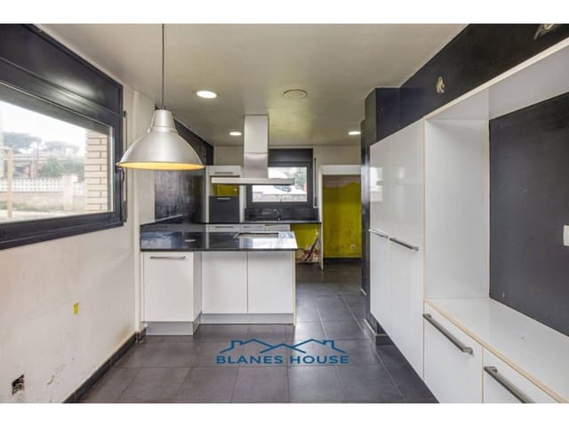 3 bedroom Villa for sale in Caldes de Malavella with pool garage - € 320,000 (Ref: 8945872)