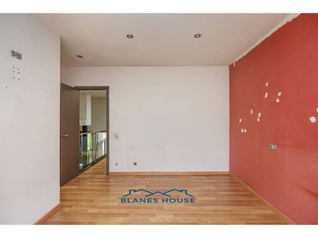 3 bedroom Villa for sale in Caldes de Malavella with pool garage - € 320,000 (Ref: 8945872)