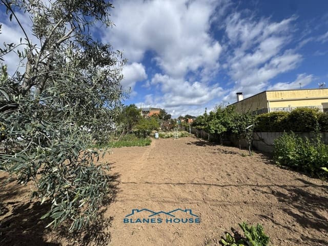 4 bedroom Villa for sale in Riudarenes with garage - € 230,000 (Ref: 8949987)
