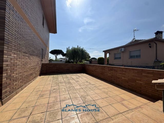 6 bedroom Villa for sale in Sils with pool garage - € 365,000 (Ref: 9004937)