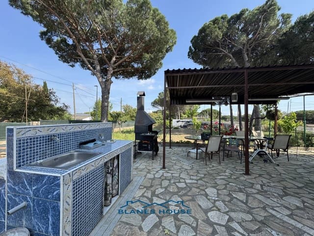 6 bedroom Villa for sale in Sils with pool garage - € 365,000 (Ref: 9004937)