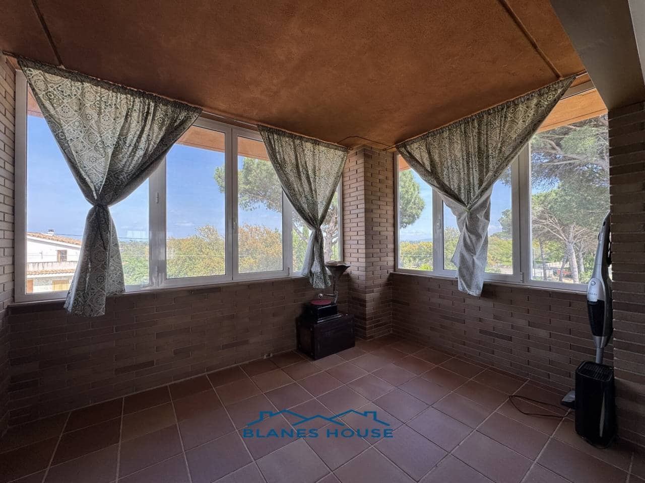 6 soveværelse Villa til salg i Sils med swimmingpool garage - € 365.000 (Ref: 9004937)