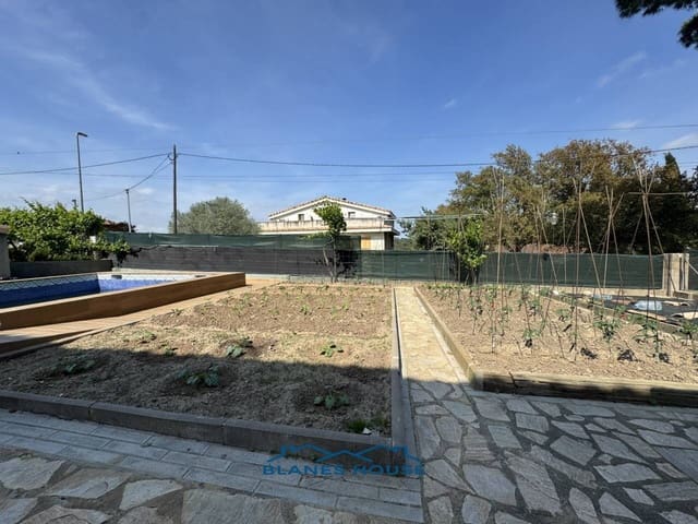 6 bedroom Villa for sale in Sils with pool garage - € 365,000 (Ref: 9004937)