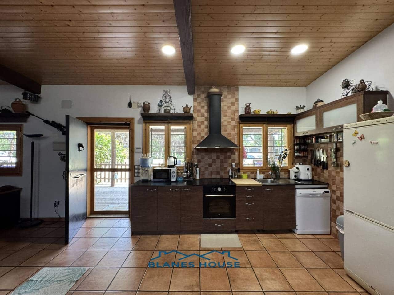 4 soveværelse Finca/Landehus til salg i Tordera med swimmingpool garage - € 475.000 (Ref: 9004939)