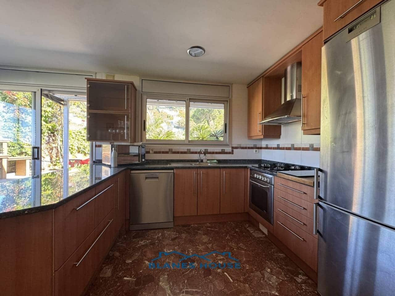 5 chambre Villa/Maison à vendre à Lloret de Mar avec piscine garage - 675 000 € (Ref: 9006793)