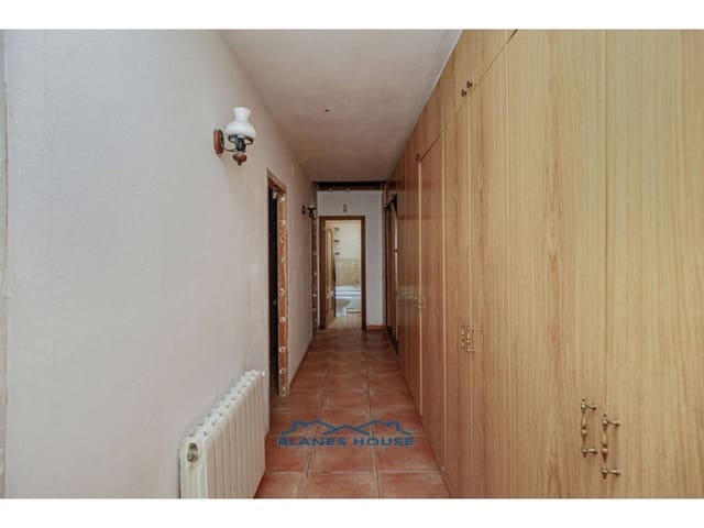 5 bedroom Villa for sale in Vidreres with pool - € 250,000 (Ref: 9254572)