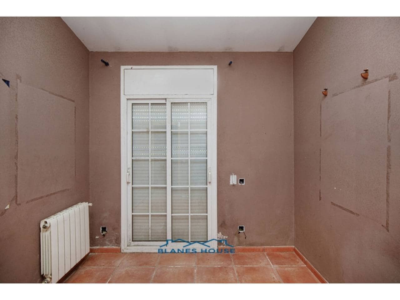 5 slaapkamer Villa te koop in Vidreres met zwembad - € 250.000 (Ref: 9254572)