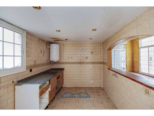 5 bedroom Villa for sale in Vidreres with pool - € 250,000 (Ref: 9254572)