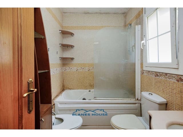 5 bedroom Villa for sale in Vidreres with pool - € 250,000 (Ref: 9254572)