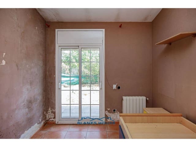 5 bedroom Villa for sale in Vidreres with pool - € 250,000 (Ref: 9254572)