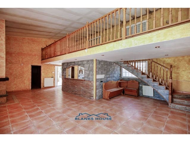 5 bedroom Villa for sale in Vidreres with pool - € 250,000 (Ref: 9254572)