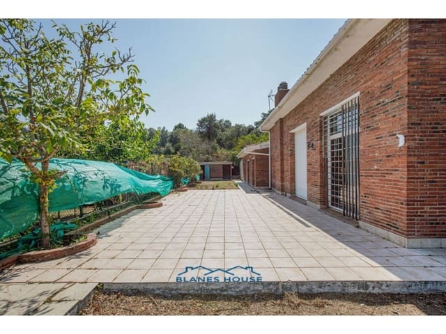 5 bedroom Villa for sale in Vidreres with pool - € 250,000 (Ref: 9254572)