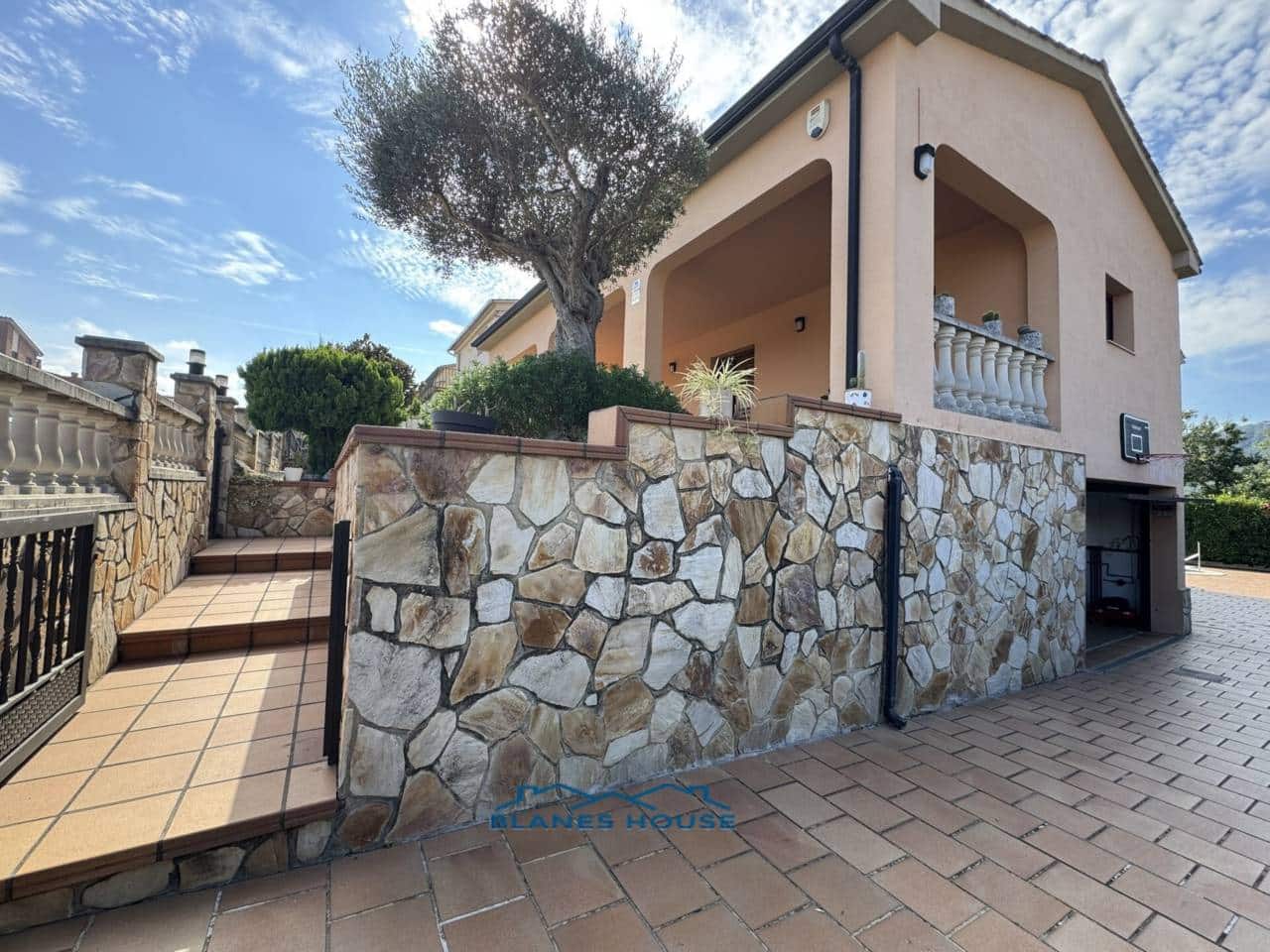 6 slaapkamer Villa te koop in Fogars de la Selva met zwembad garage - € 385.000 (Ref: 9287375)