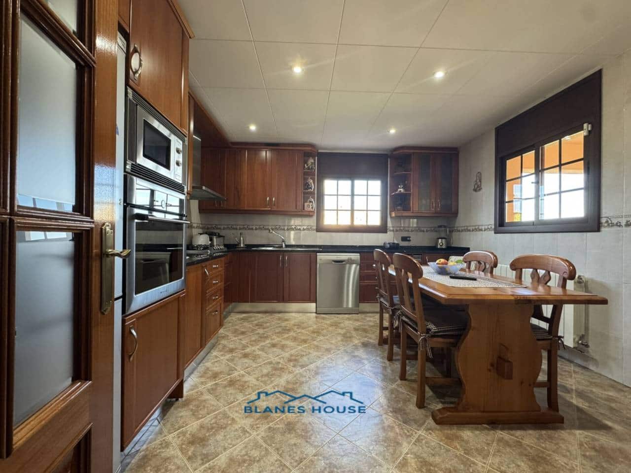 6 slaapkamer Villa te koop in Fogars de la Selva met zwembad garage - € 385.000 (Ref: 9287375)