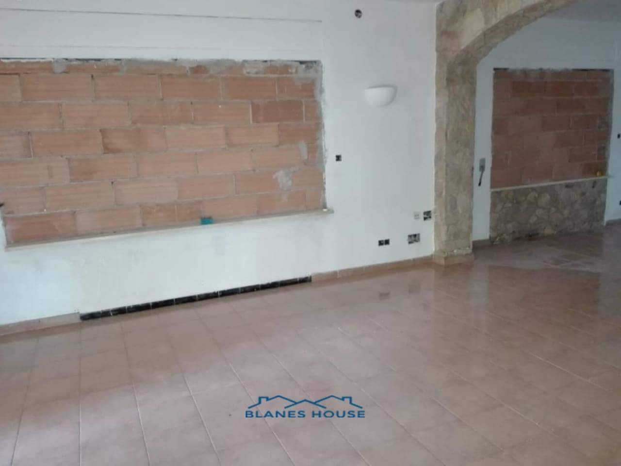3 bedroom Villa for sale in Llagostera with garage - € 269,000 (Ref: 9294694)
