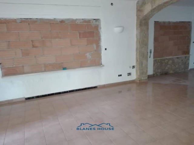 3 bedroom Villa for sale in Llagostera with garage - € 269,000 (Ref: 9294694)