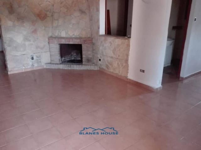 3 bedroom Villa for sale in Llagostera with garage - € 269,000 (Ref: 9294694)