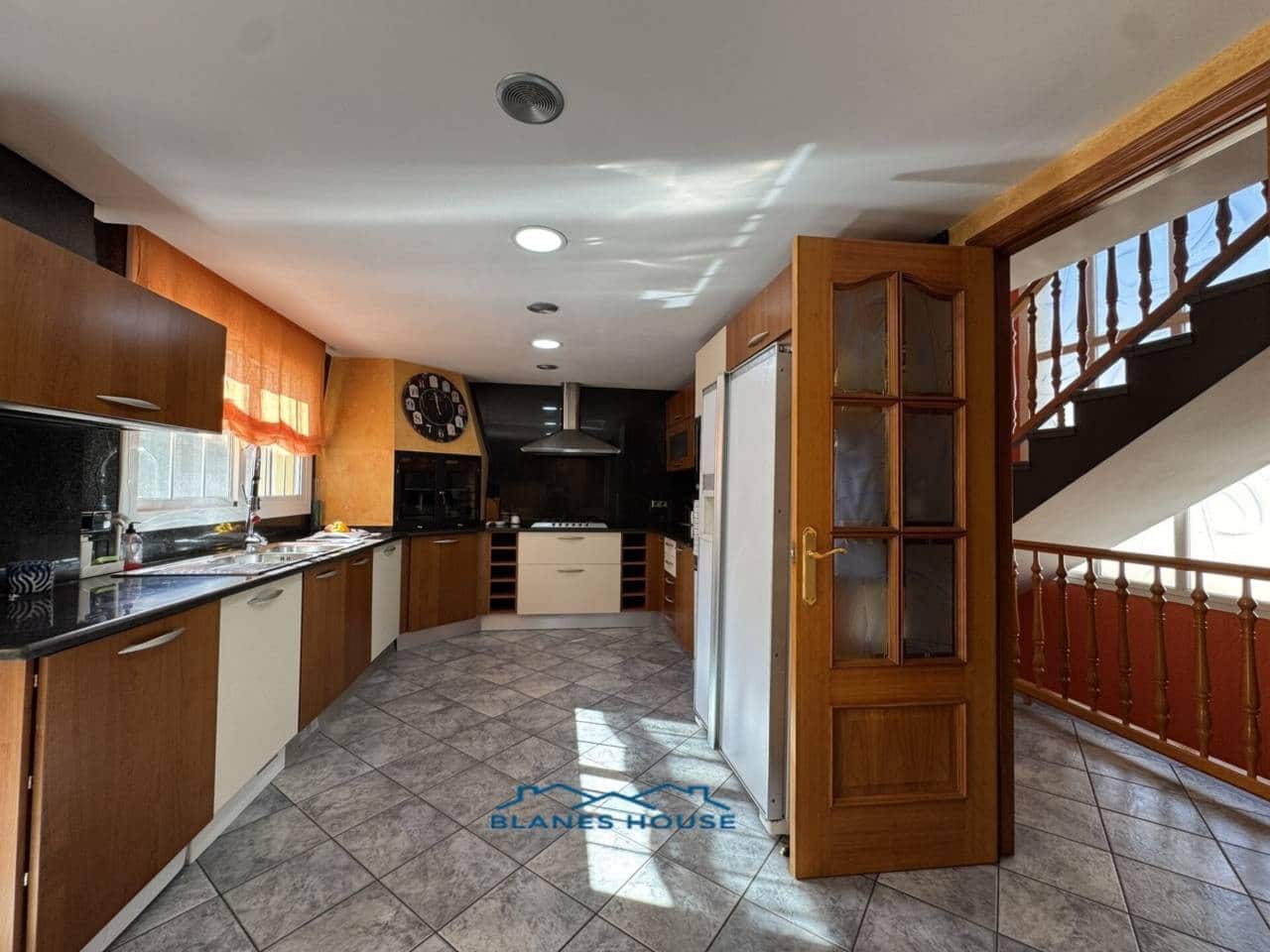 5 chambre Villa/Maison à vendre à Blanes avec piscine garage - 795 000 € (Ref: 9353186)