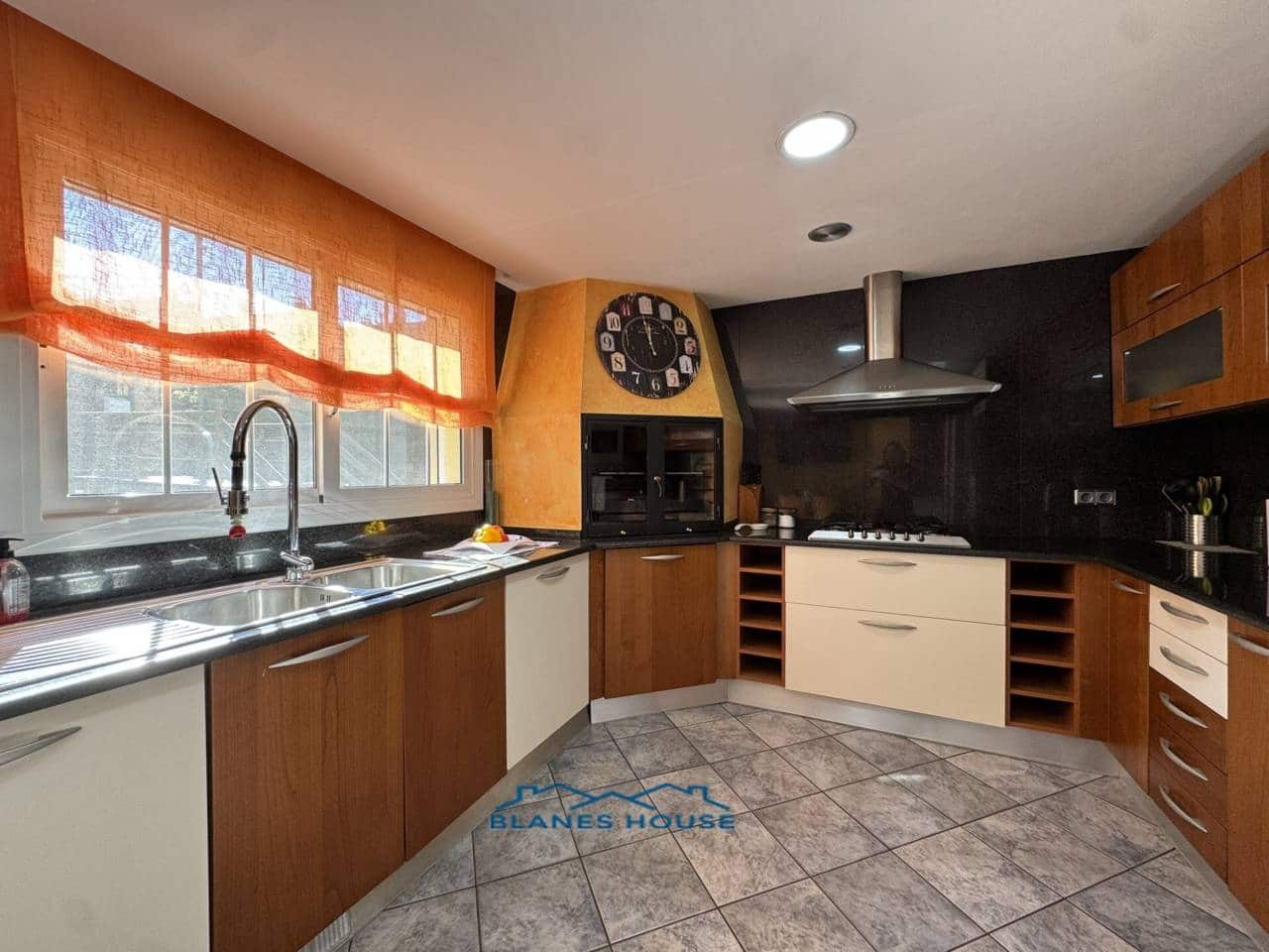 5 chambre Villa/Maison à vendre à Blanes avec piscine garage - 795 000 € (Ref: 9353186)