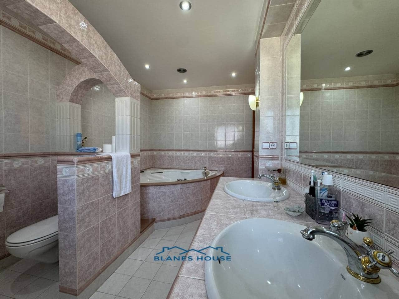 5 chambre Villa/Maison à vendre à Blanes avec piscine garage - 795 000 € (Ref: 9353186)