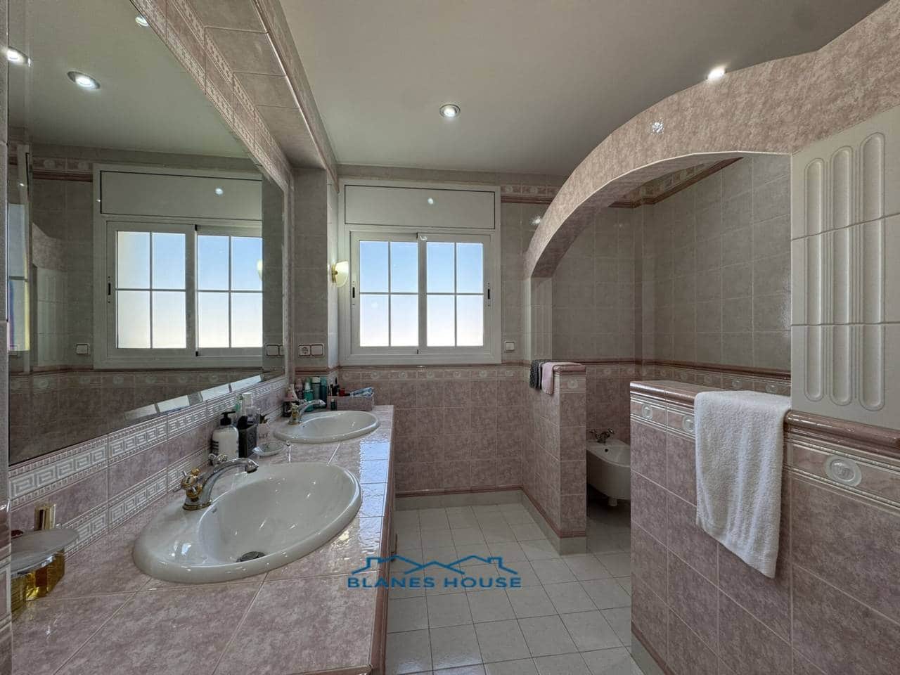 5 chambre Villa/Maison à vendre à Blanes avec piscine garage - 795 000 € (Ref: 9353186)