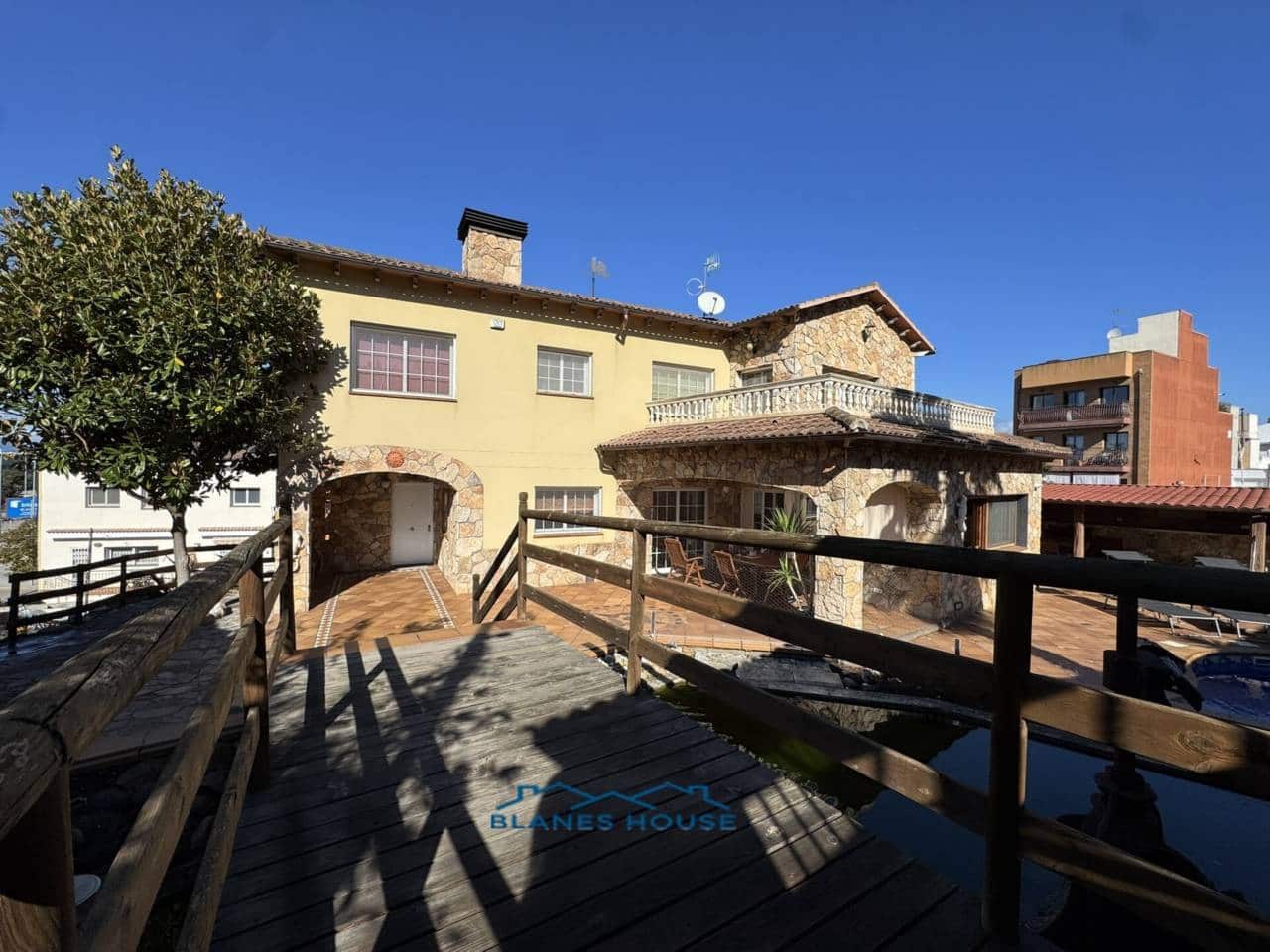 5 chambre Villa/Maison à vendre à Blanes avec piscine garage - 795 000 € (Ref: 9353186)