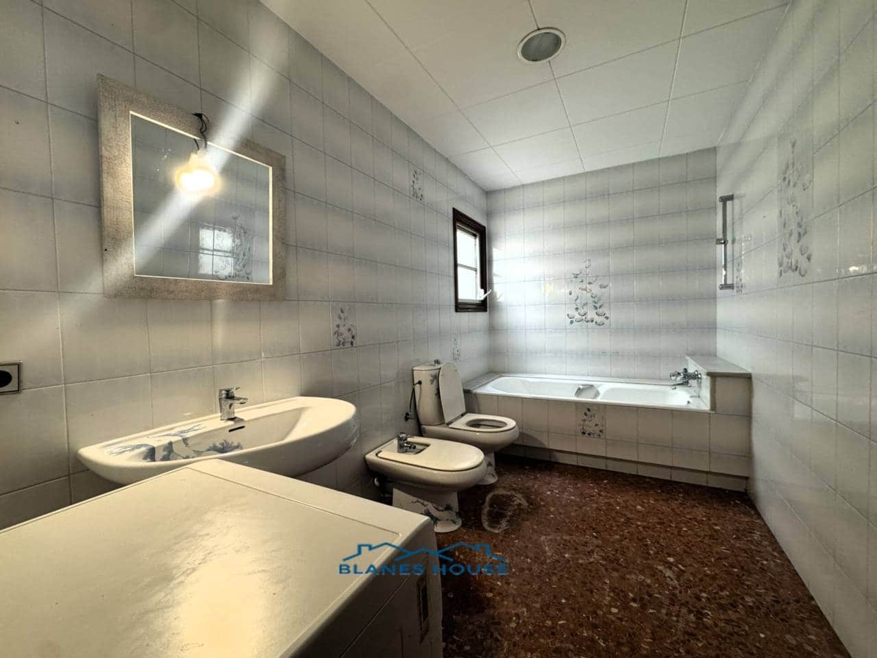 5 bedroom Flat for sale in Blanes - € 259,000 (Ref: 9421908)