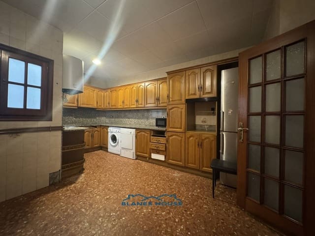 5 bedroom Flat for sale in Blanes - € 259,000 (Ref: 9421908)