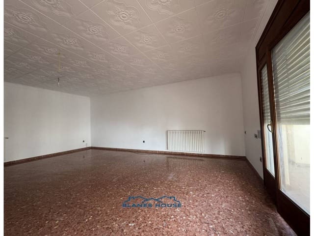 5 bedroom Flat for sale in Blanes - € 259,000 (Ref: 9421908)