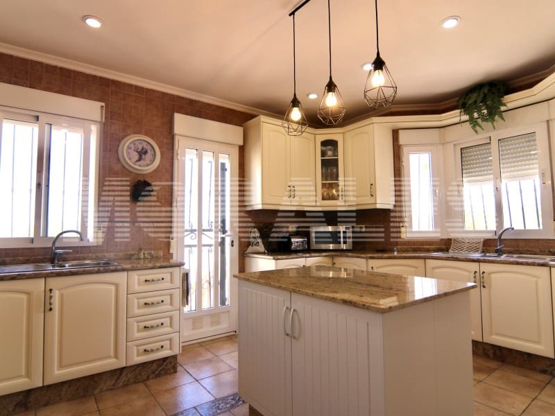 5 bedroom Villa for sale in Mazarron with garage - € 535,000 (Ref: 7981136)