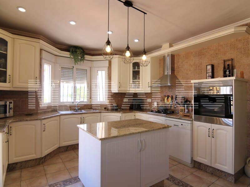 5 bedroom Villa for sale in Mazarron with garage - € 535,000 (Ref: 7981136)