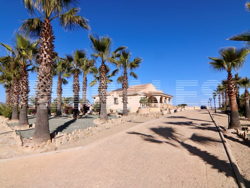 5 bedroom Villa for sale in Mazarron with garage - € 535,000 (Ref: 7981136)