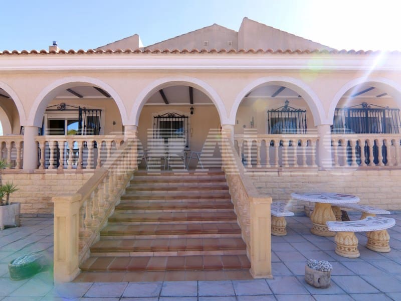 5 bedroom Villa for sale in Mazarron with garage - € 535,000 (Ref: 7981136)