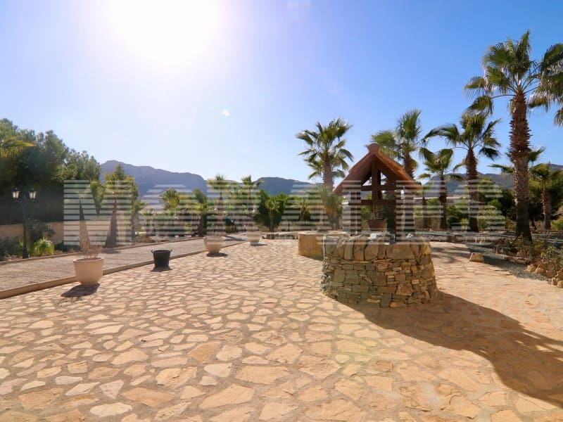 5 bedroom Villa for sale in Mazarron with garage - € 535,000 (Ref: 7981136)