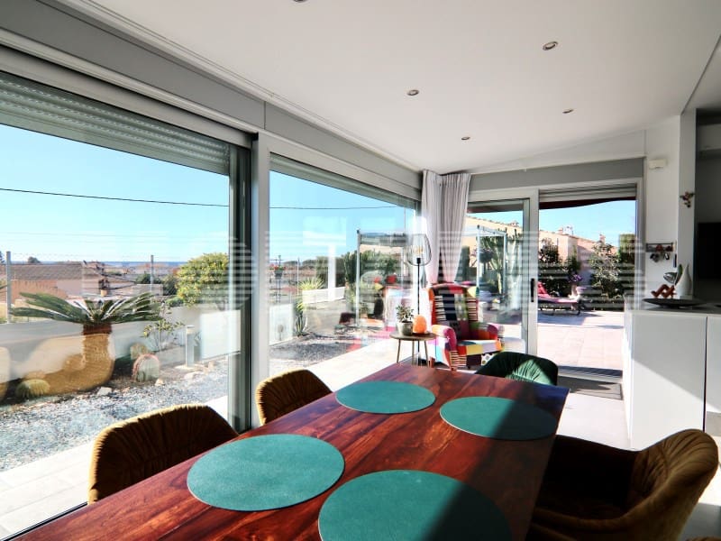 3 bedroom Villa for sale in Isla Plana with garage - € 250,000 (Ref: 9604900)