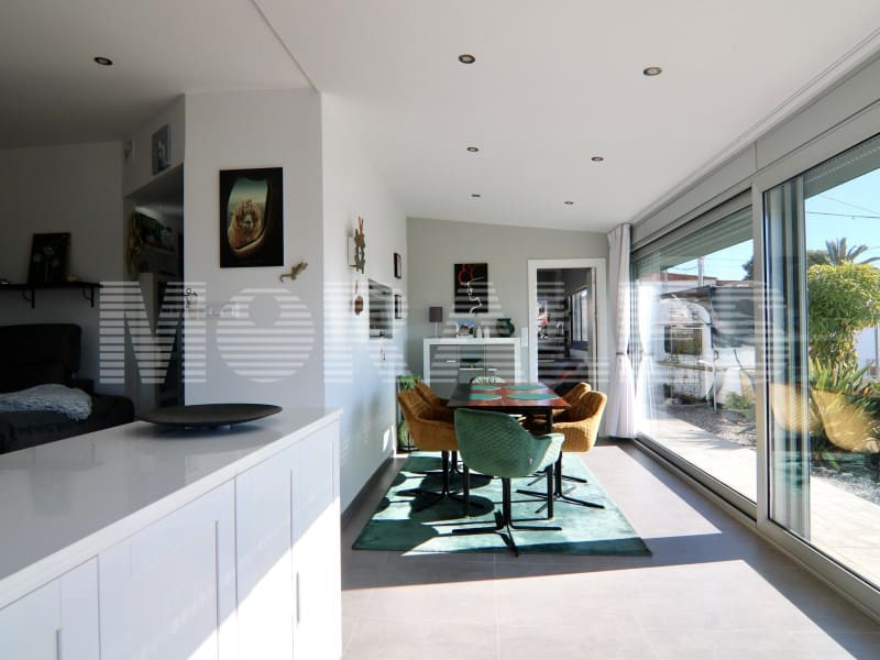 3 bedroom Villa for sale in Isla Plana with garage - € 250,000 (Ref: 9604900)