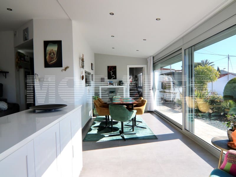 3 bedroom Villa for sale in Isla Plana with garage - € 250,000 (Ref: 9604900)