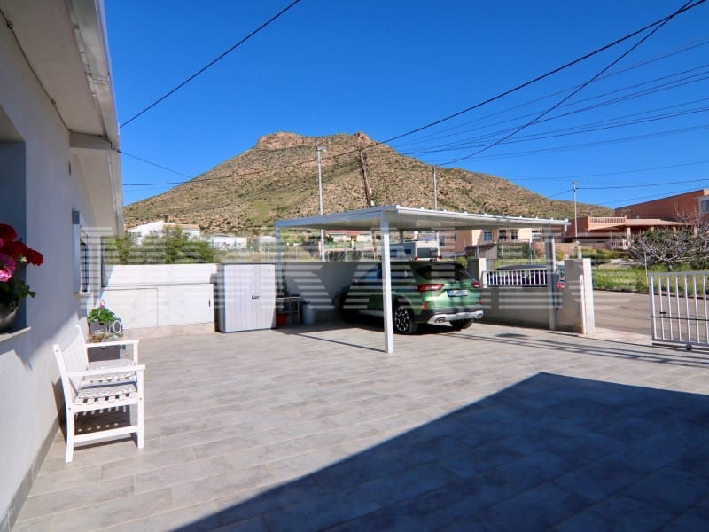 3 bedroom Villa for sale in Isla Plana with garage - € 250,000 (Ref: 9604900)