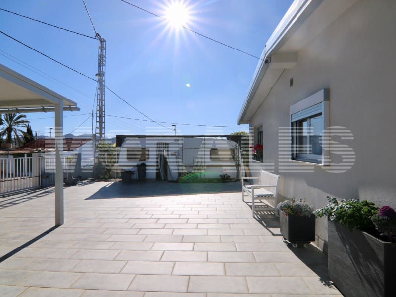 3 bedroom Villa for sale in Isla Plana with garage - € 250,000 (Ref: 9604900)