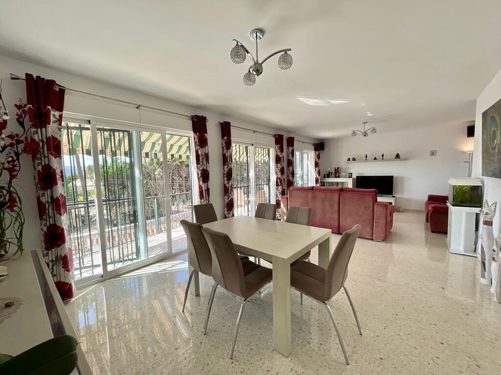 3 slaapkamer Villa te koop in Caleta de Velez met zwembad garage - € 570.000 (Ref: 10150312)