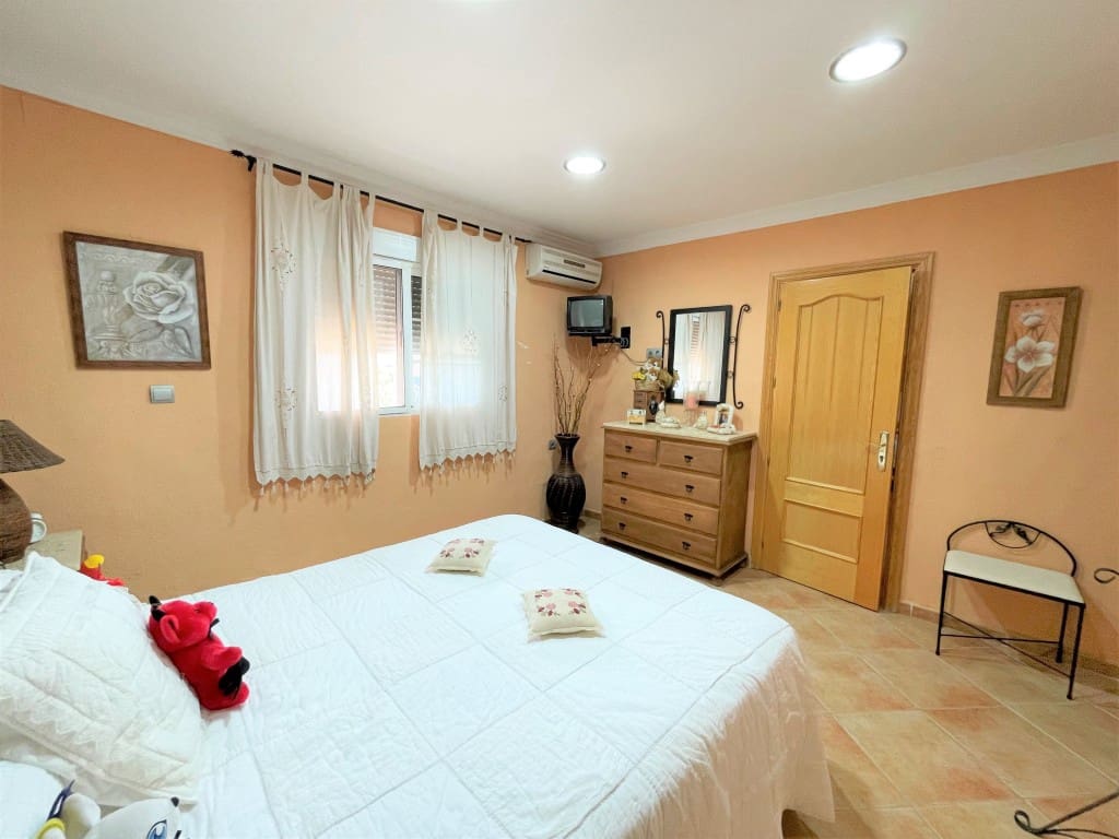 8 soveværelse Finca/Landehus til salg i Cartama med swimmingpool garage - € 630.000 (Ref: 7608152)