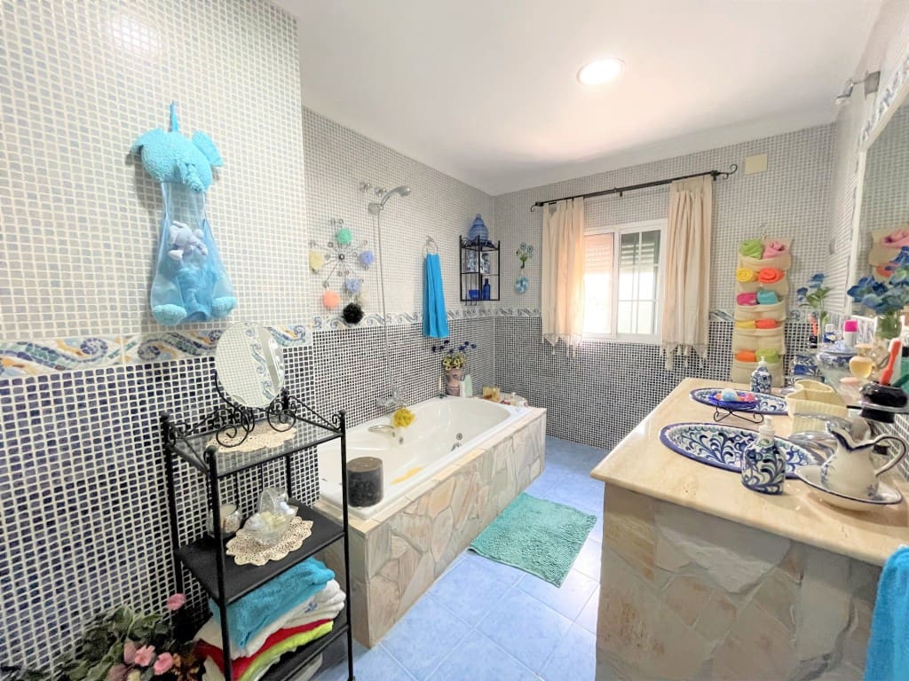 8 soveværelse Finca/Landehus til salg i Cartama med swimmingpool garage - € 630.000 (Ref: 7608152)