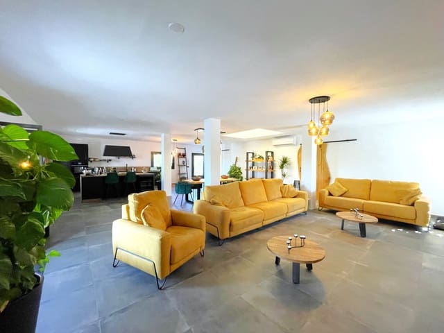 3 slaapkamer Villa te koop in Vélez-Málaga met zwembad - € 1.225.000 (Ref: 8554032)