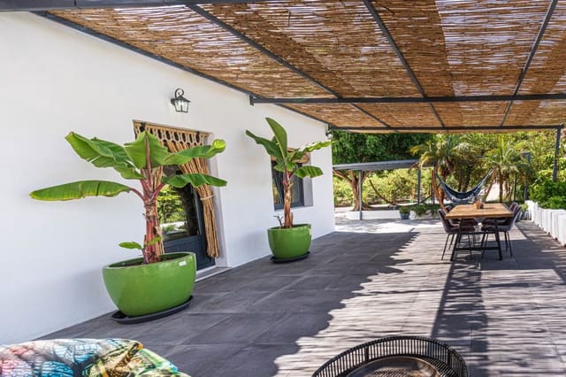 3 slaapkamer Villa te koop in Vélez-Málaga met zwembad - € 1.225.000 (Ref: 8554032)