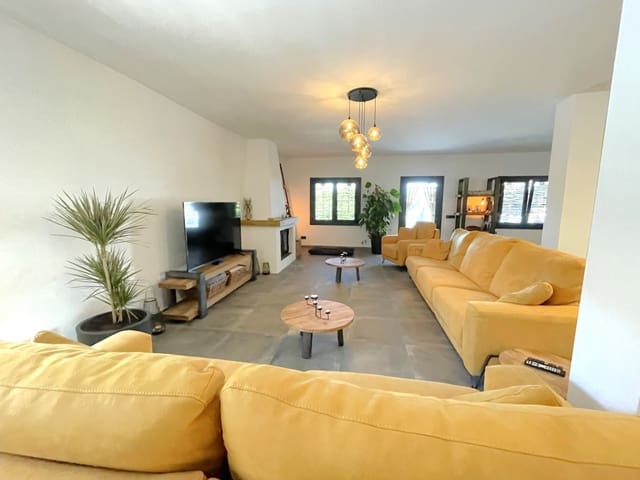 3 slaapkamer Villa te koop in Vélez-Málaga met zwembad - € 1.225.000 (Ref: 8554032)