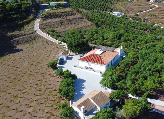 3 slaapkamer Villa te koop in Vélez-Málaga met zwembad - € 1.225.000 (Ref: 8554032)