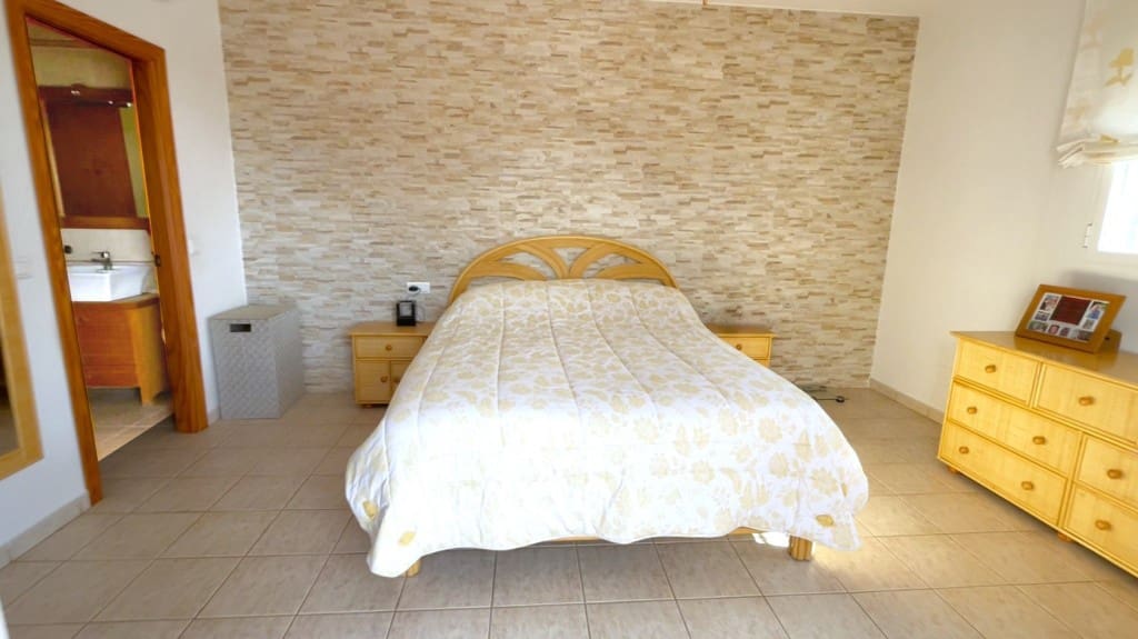 4 soverom Villa til salgs i Arenas med svømmebasseng garasje - € 750 000 (Ref: 8658212)