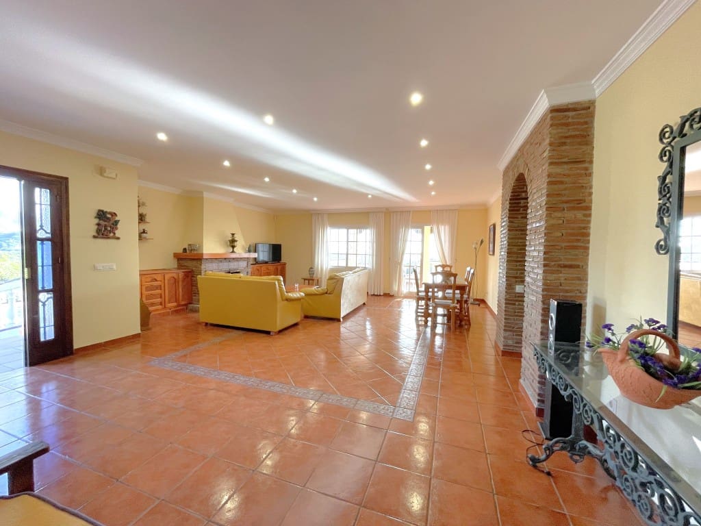 4 bedroom Villa for sale in Nerja with pool - € 1,260,000 (Ref: 8706850)
