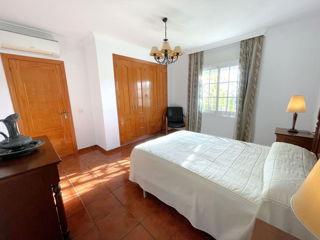 4 bedroom Villa for sale in Nerja with pool - € 1,260,000 (Ref: 8706850)