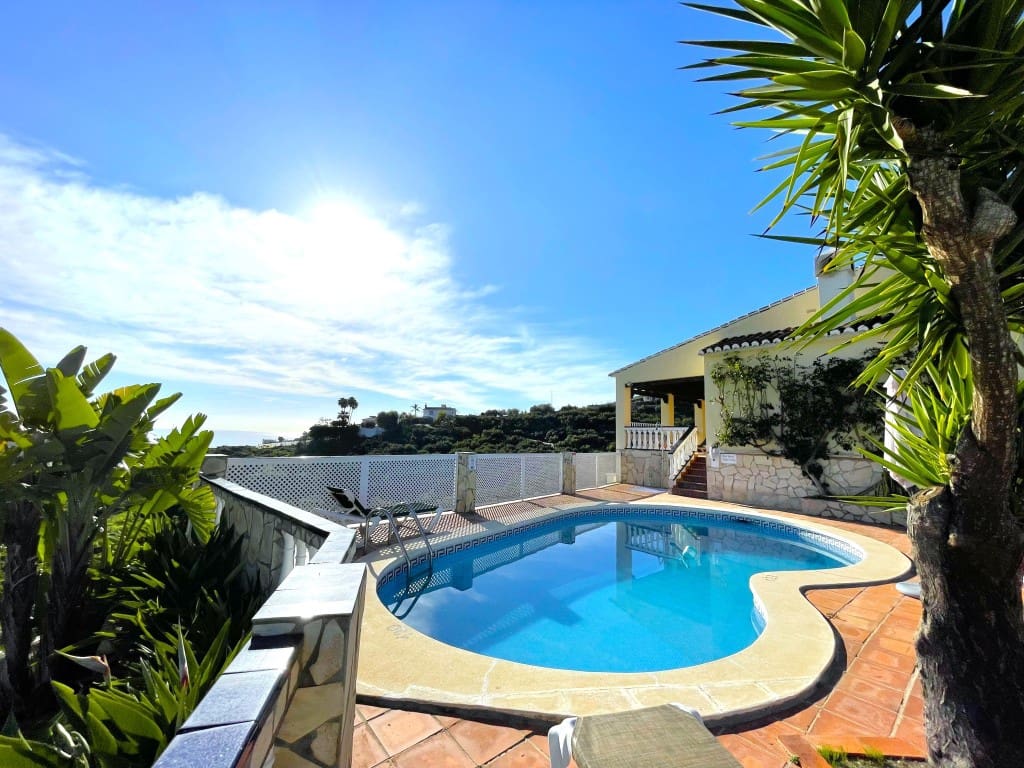 4 bedroom Villa for sale in Nerja with pool - € 1,260,000 (Ref: 8706850)